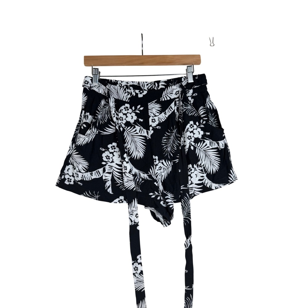 Blue Rain x Francesca's Floral/Tropical Print Shorts size Medium Black/White